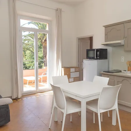 Au Chateau Maravenne Ла-Лонд-ле-Мор